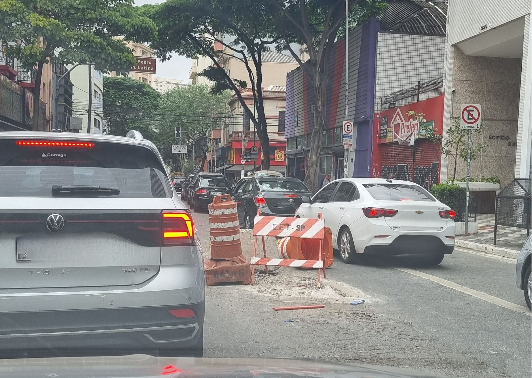 Buraco na Rua das Palmeiras agrava trânsito