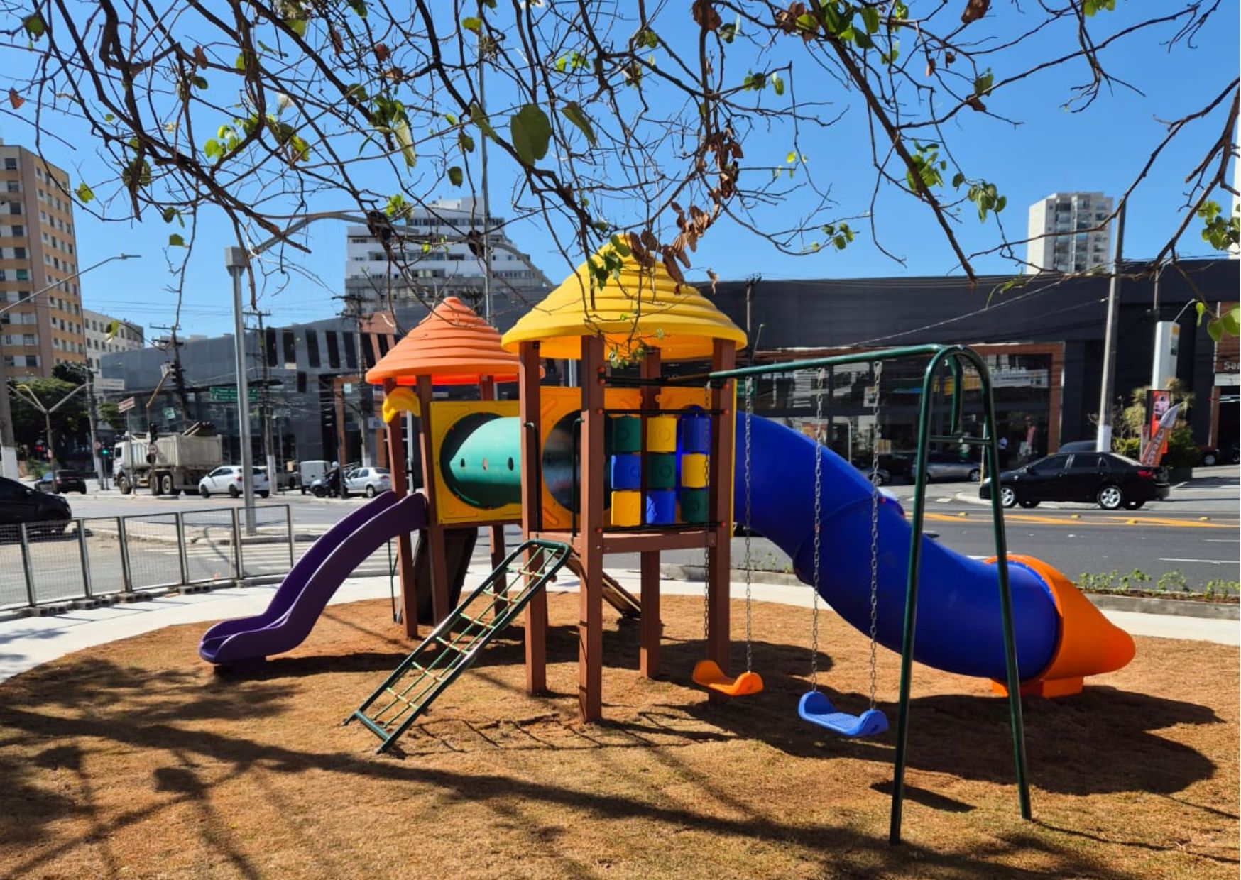 Novo espaço de lazer dá cara nova à esquina da av. Pacaembu com a rua Lavradio